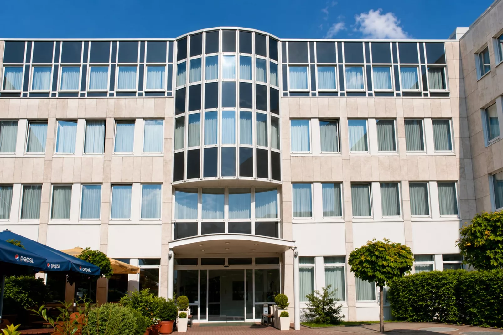 Holiday Inn Frankfurt Neu-Isenb - Wheelchair Accessible Double room - Buitenkant zomer