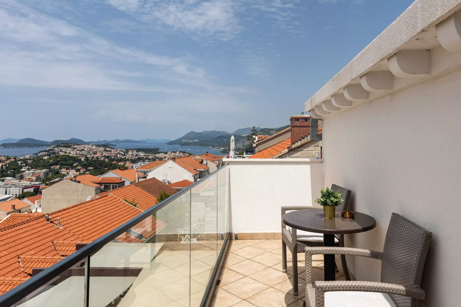 Guest House Kono - Two-Bedroom Apartment with Balcony and Sea View - Marka Gjaje Street - Terrasbalkon