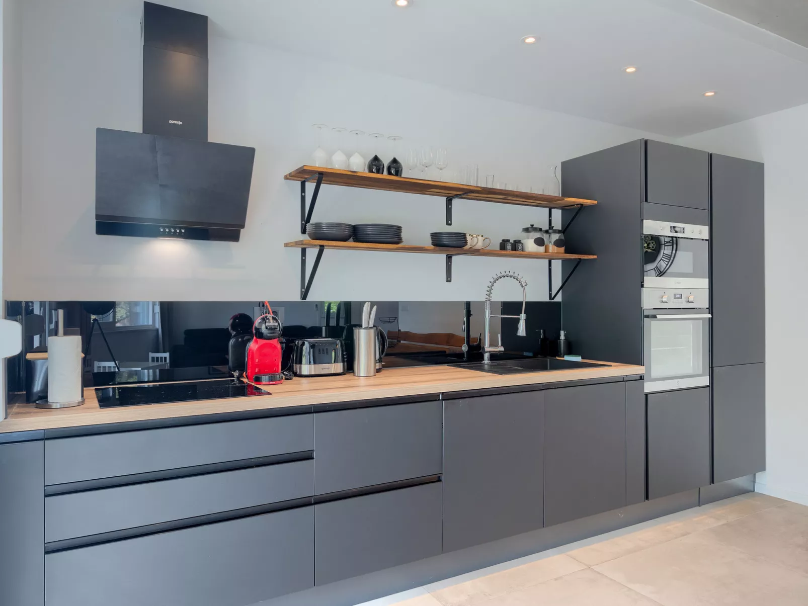 Villa Black and White - Binnen