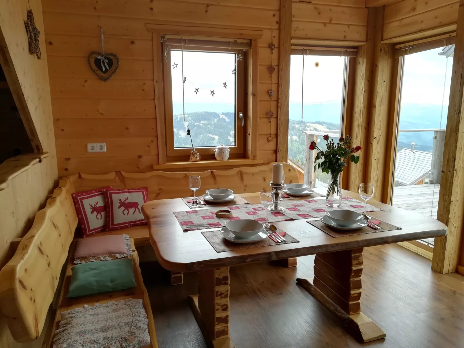 Gemütliche Bergehütte für acht Personen mit Outdoor-Badefass und Sauna - Binnen