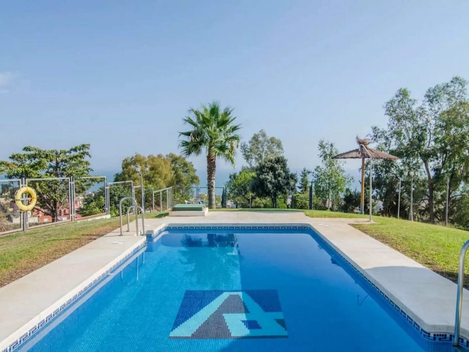 "Córdoba" mit Gemeinschaftspool und fantastischer Aussicht in einem andalusisch - Buiten