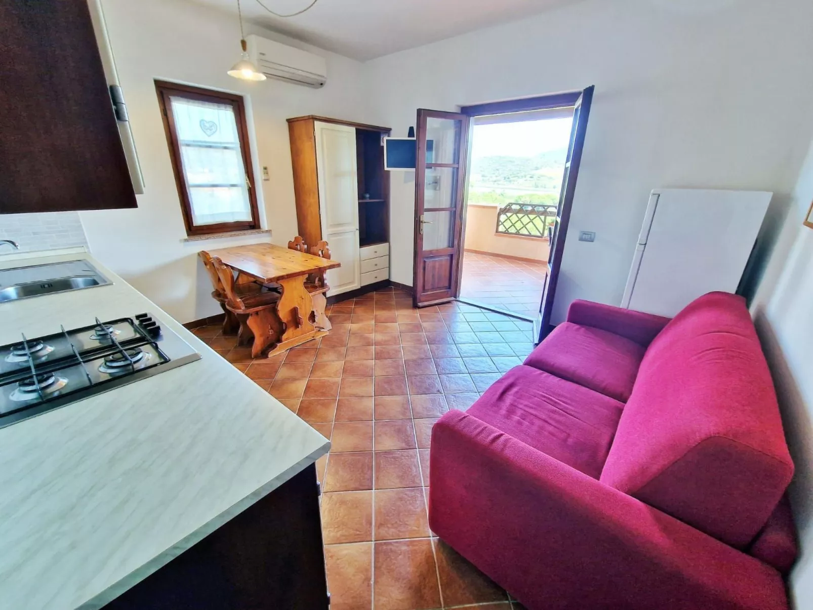 Zweizimmerwohnung mit Schlafzimmer mit Doppelbett und Schlafsofa - Image-tags.info
