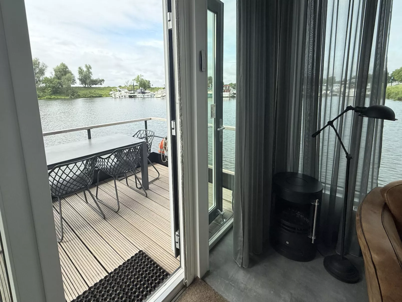 Maasterp - Woonboot 1 - Buiten