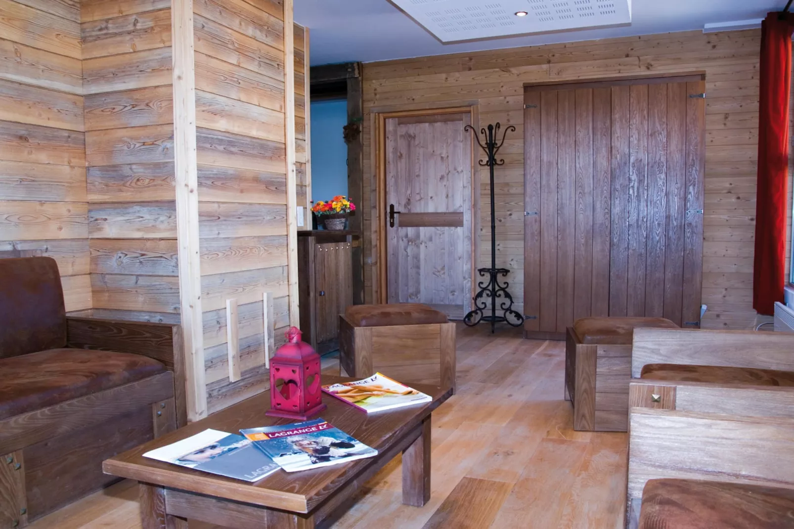 Les Chalets de l'Adet One alcove bedroom for six OTA - Woonkamer