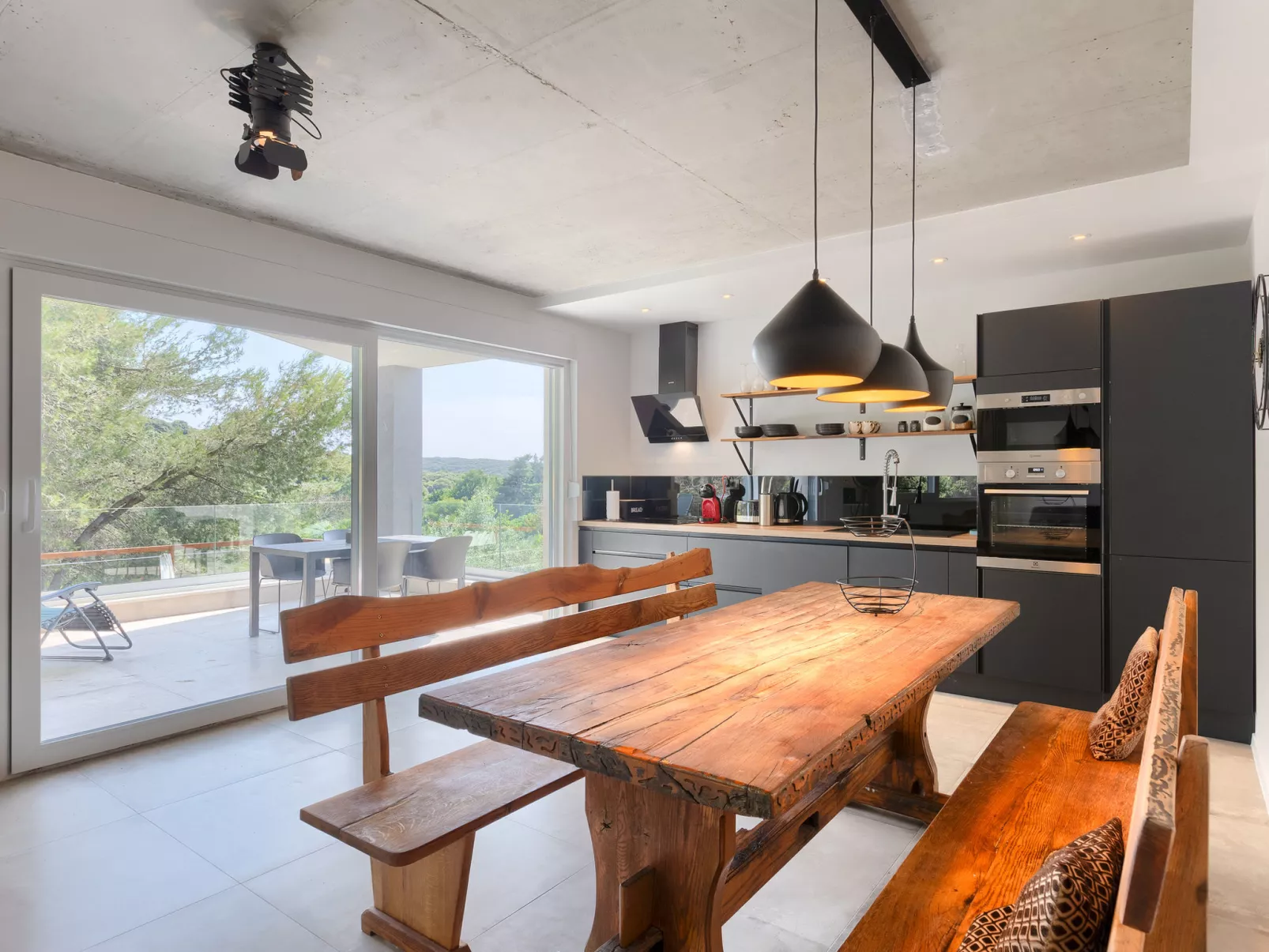 Villa Black and White - Binnen