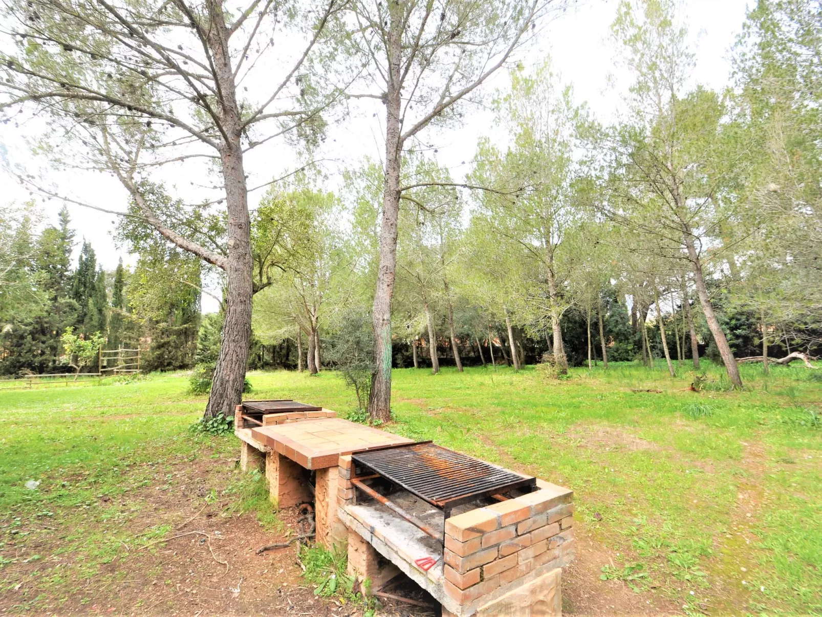 Villa con piscina y pista de tenis privada ideal para familias.  - WiFi Gratis - Buiten