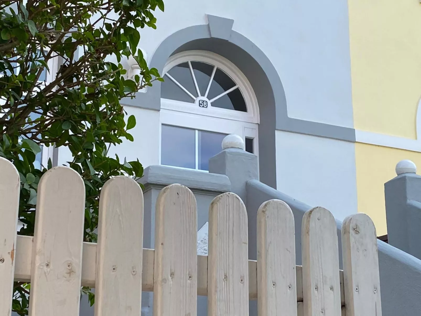Freundlich eingerichtete Wohnung mit Meerblick - Buiten