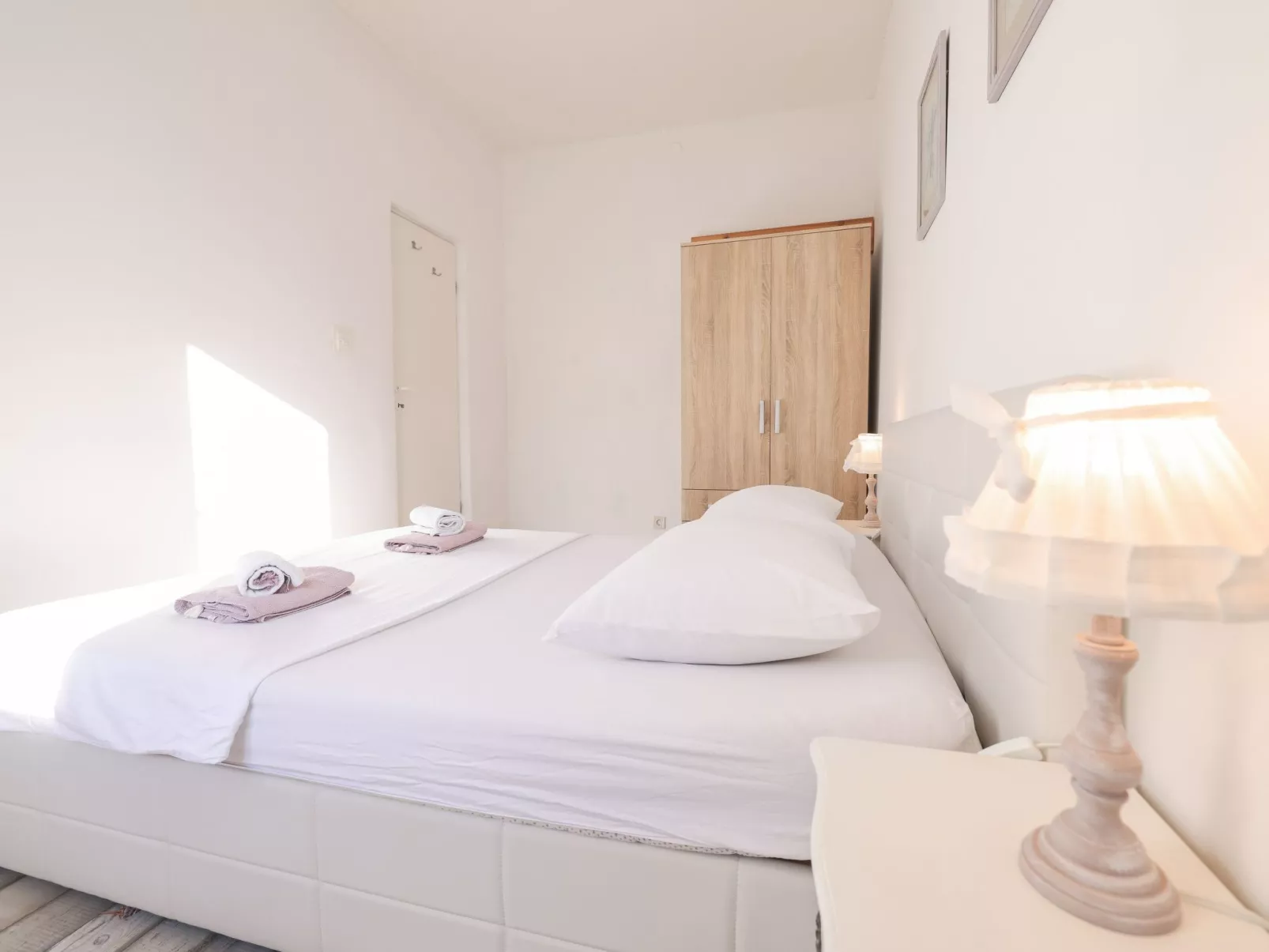 Modern eingerichtete Ferienwohnung mit großer privater Terasse, Außendusche und - Image-tags.info