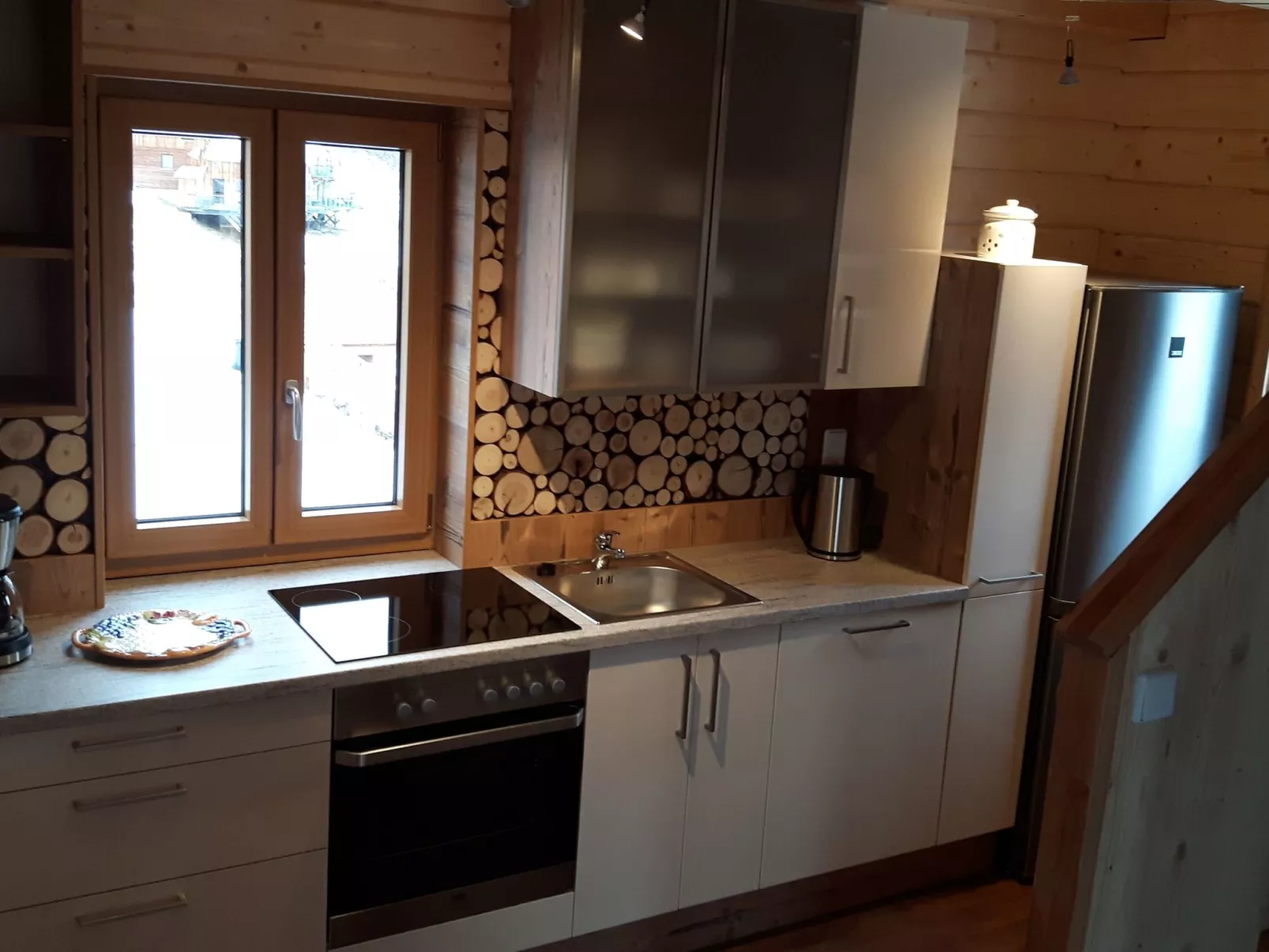Gemütliche Bergehütte für acht Personen mit Outdoor-Badefass und Sauna - Binnen