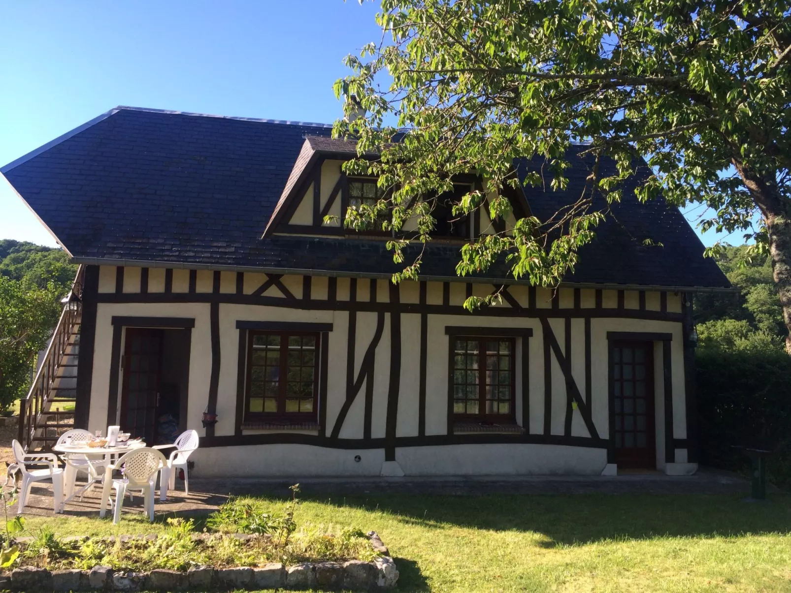 Normannisches Haus mit großem Garten in der Nähe von Paris - Buiten