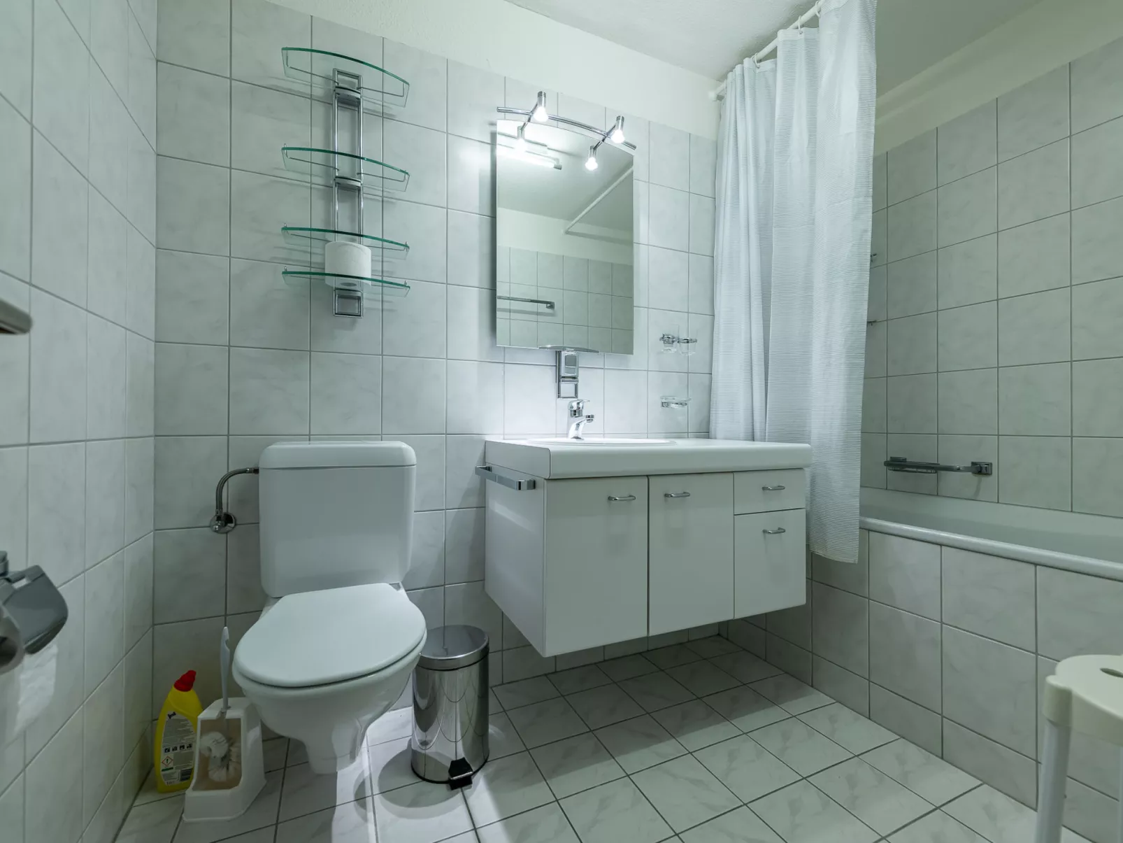 Putzprinz Gujan Ferienwohnung, Haus Surmir B / 16, (Flims Waldhaus). 2.5-Zimmer - Binnen
