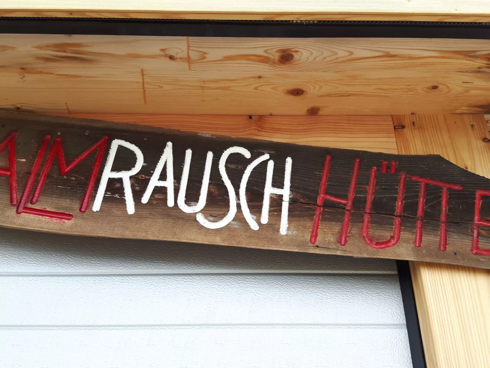 Gemütliche Bergehütte für acht Personen mit Outdoor-Badefass und Sauna - Buiten
