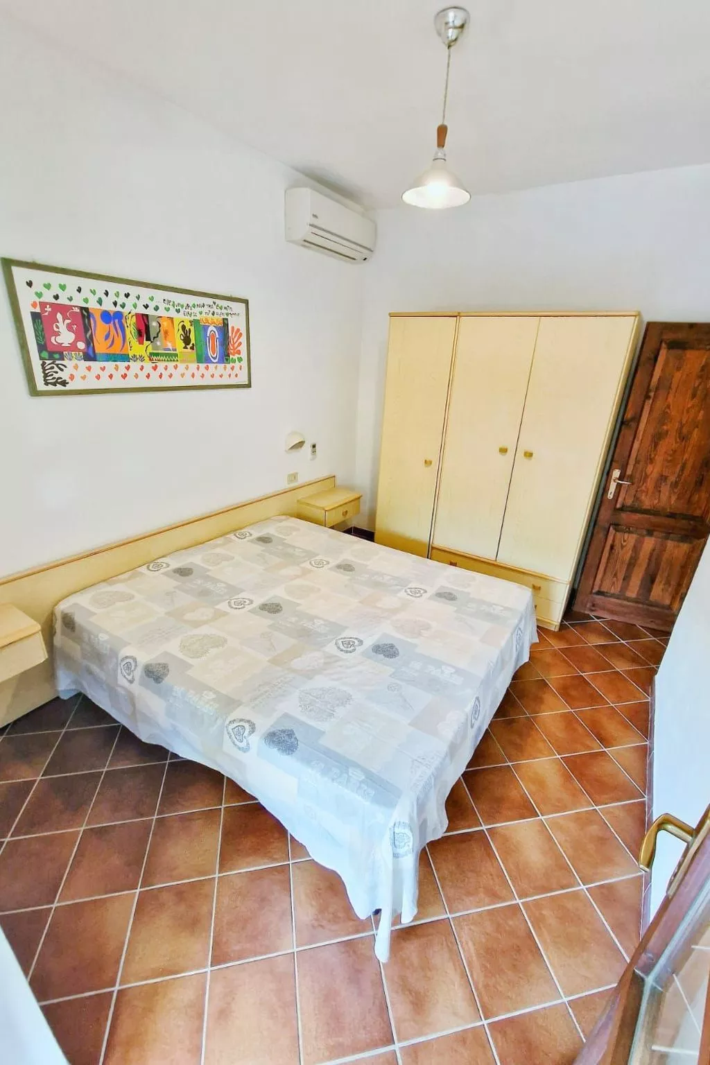 Zweizimmerwohnung mit Schlafzimmer mit Doppelbett und Schlafsofa - Image-tags.info