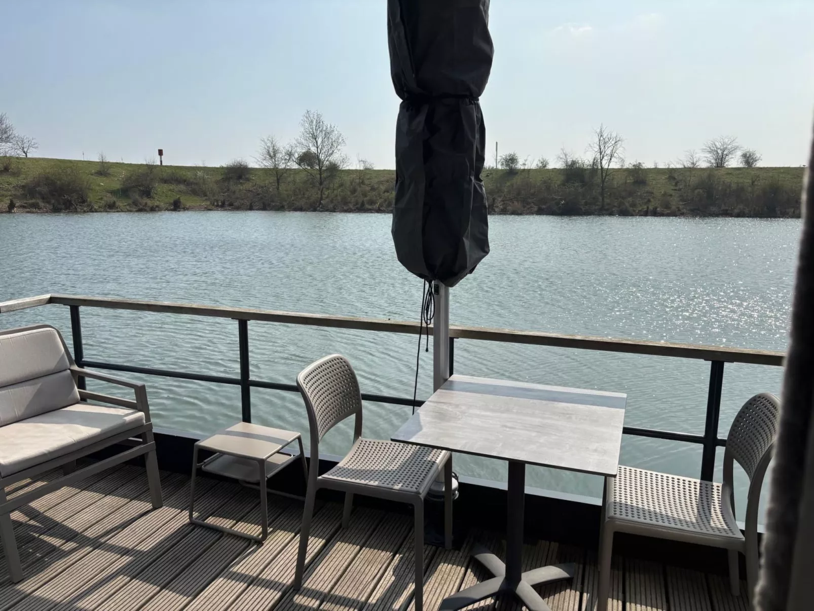 Maasterp - woonboot 14 - Buiten