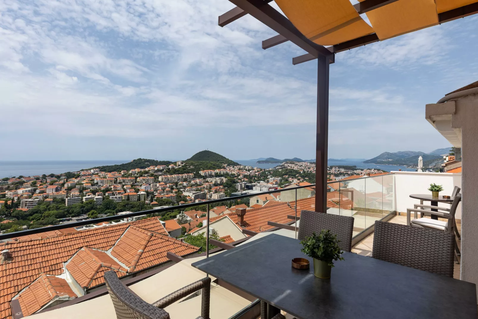 Guest House Kono - Two-Bedroom Apartment with Balcony and Sea View - Marka Gjaje Street - Terrasbalkon