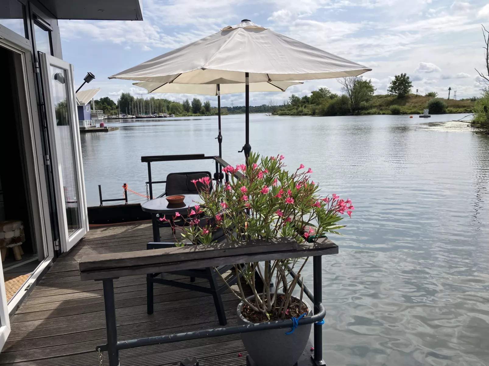 Maasterp - Woonboot 16 - Buiten