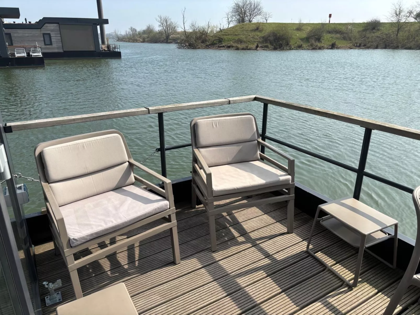 Maasterp - woonboot 14 - Buiten