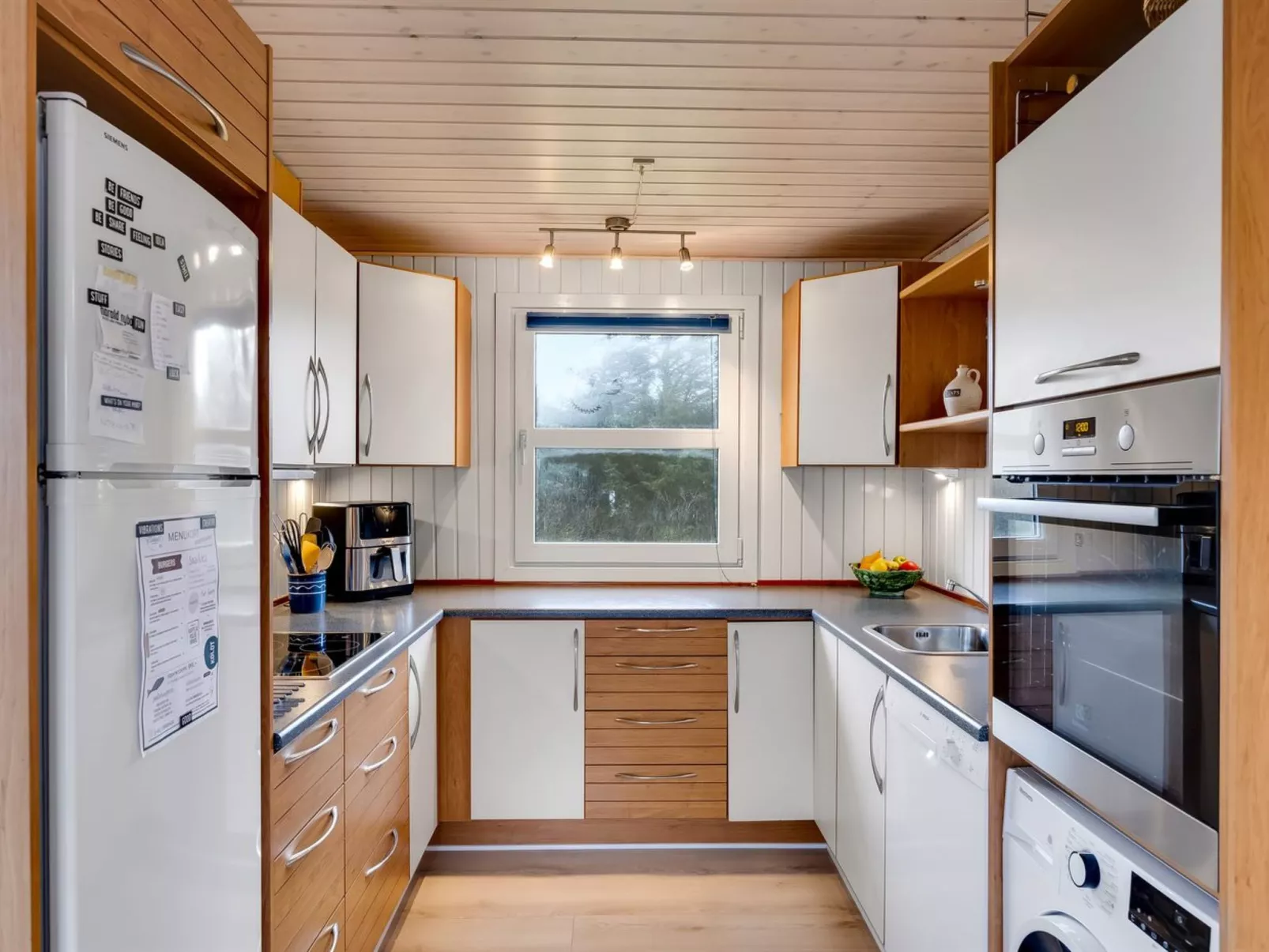 "Pertti" - 400m from the sea - Binnen