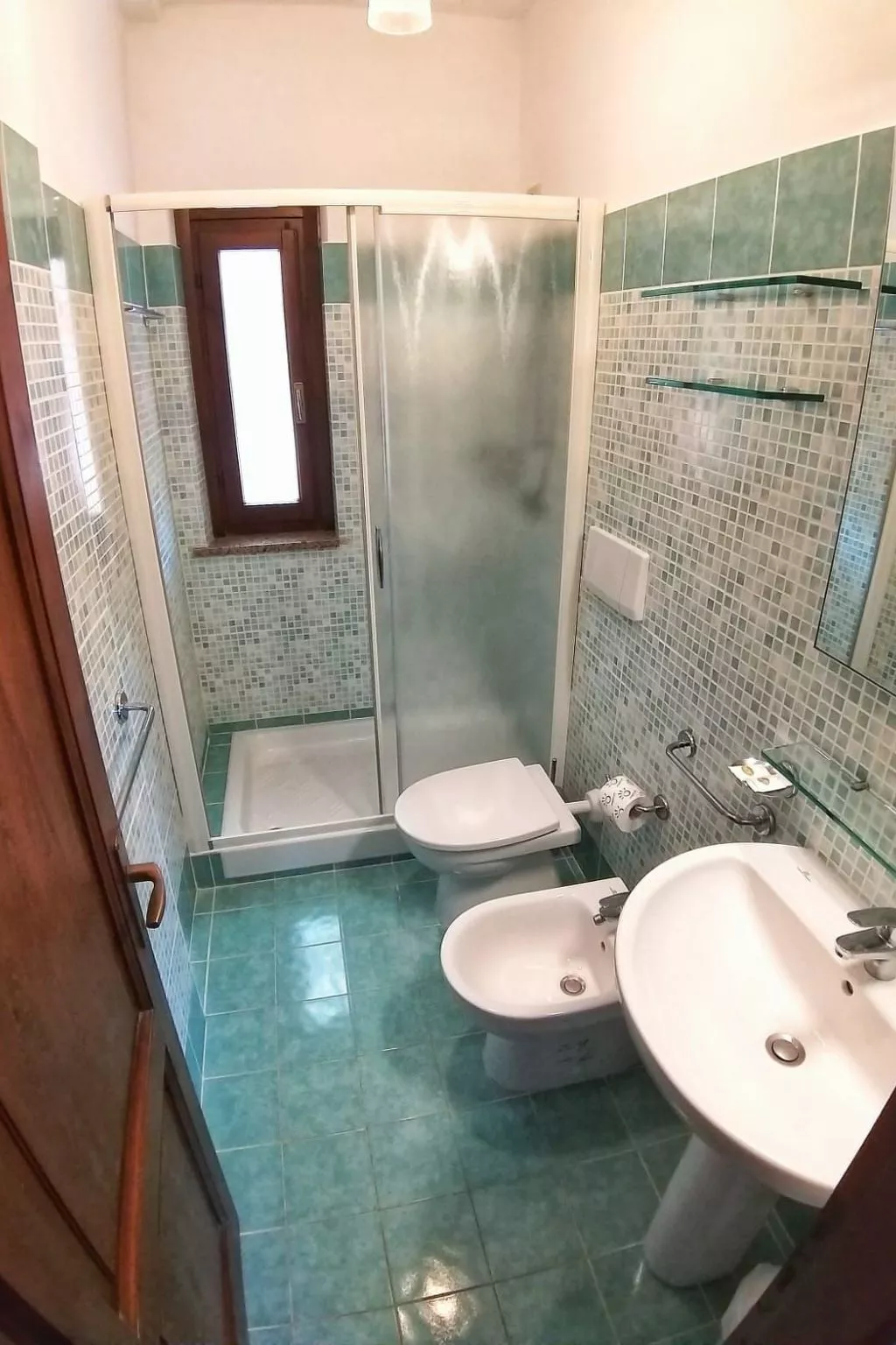 Zweizimmerwohnung mit Schlafzimmer mit Doppelbett und Schlafsofa - Image-tags.info