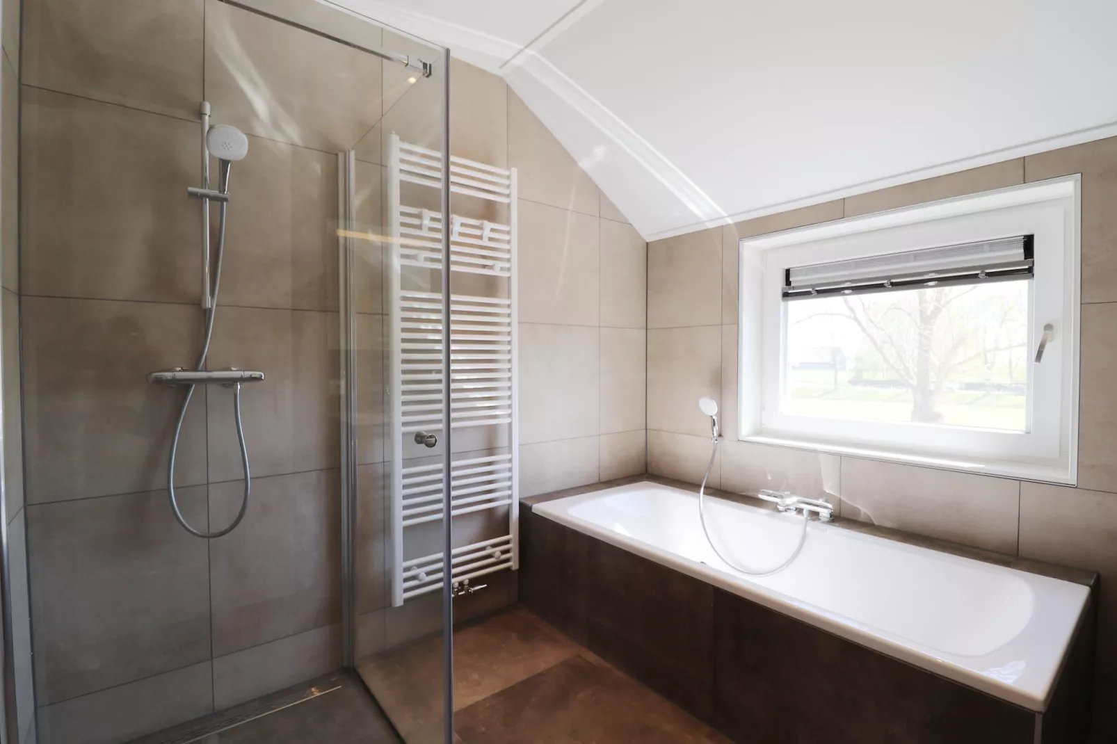 Moderne villa op het Friese platteland - Badkamer