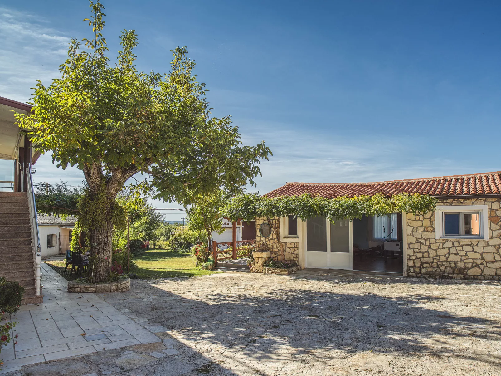 House Barat - Buiten