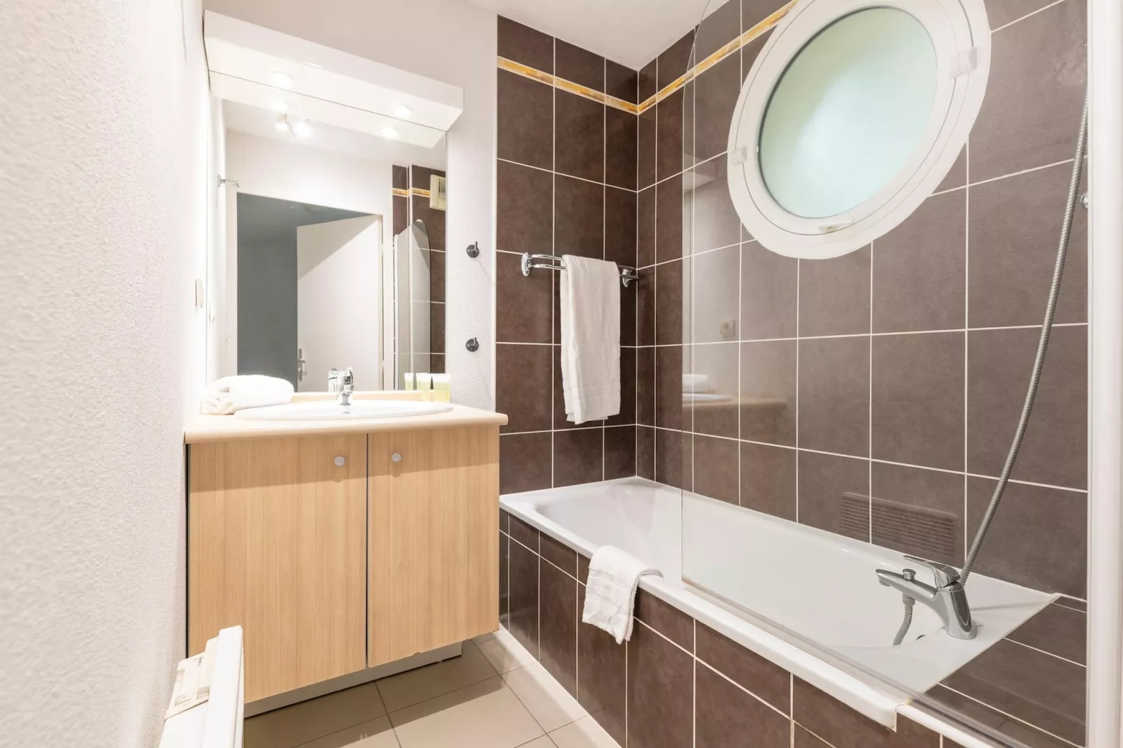 Les Carrelets 1 bedroom apt sleeps 4 without balcony OTA - Badkamer