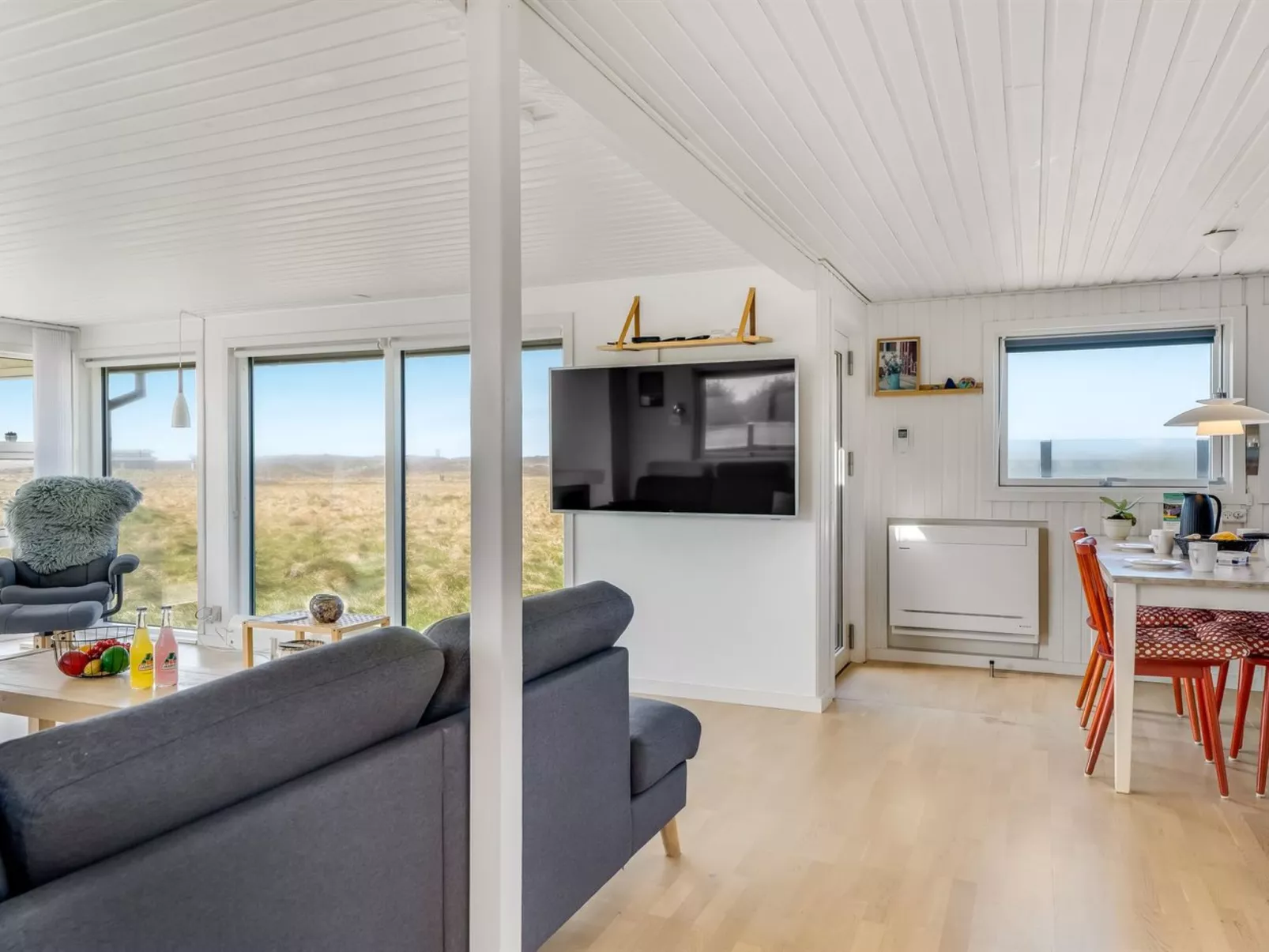 "Carelle" - 300m from the sea - Binnen