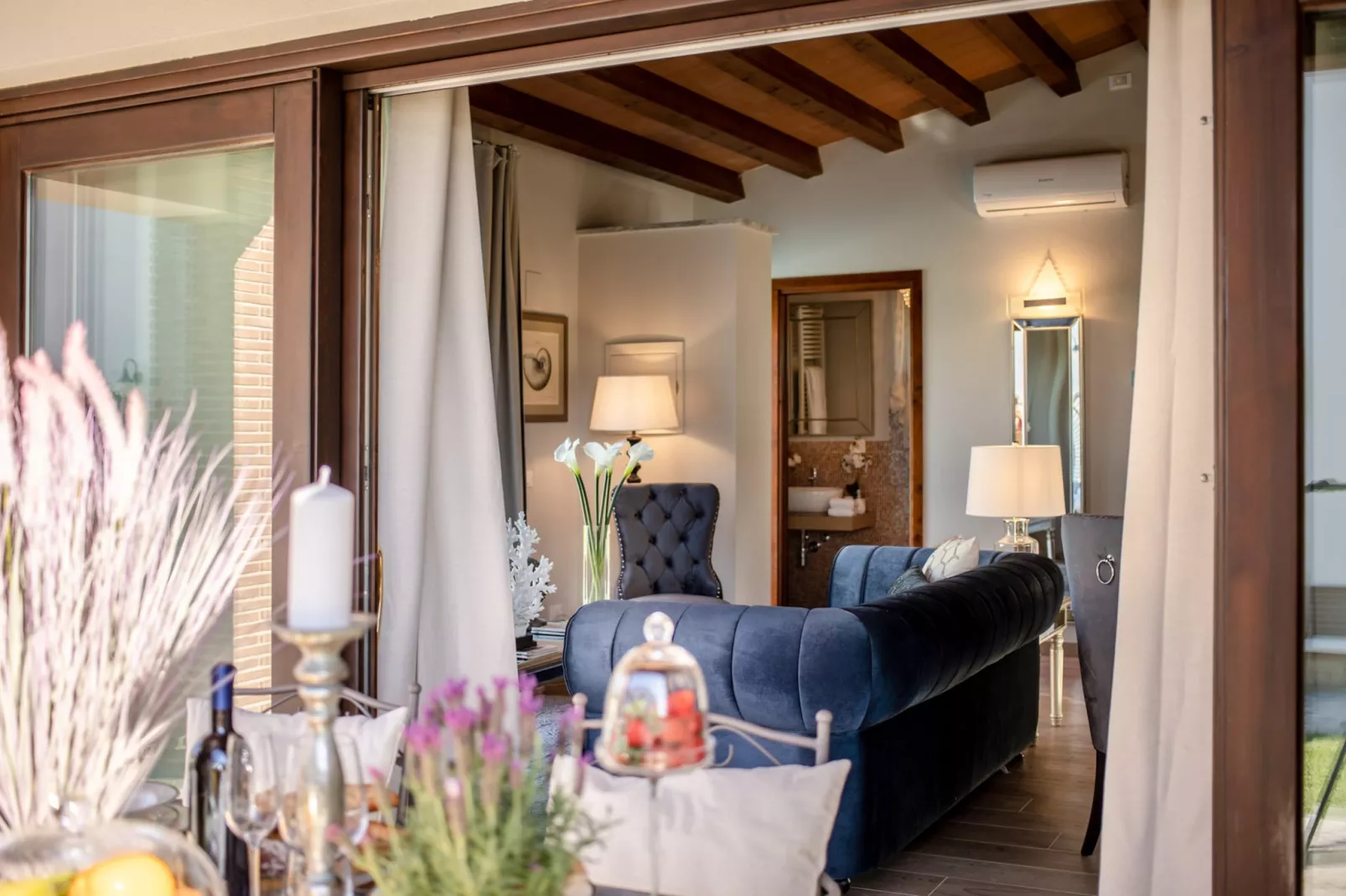 The Luxury Beach Villa - Woonkamer