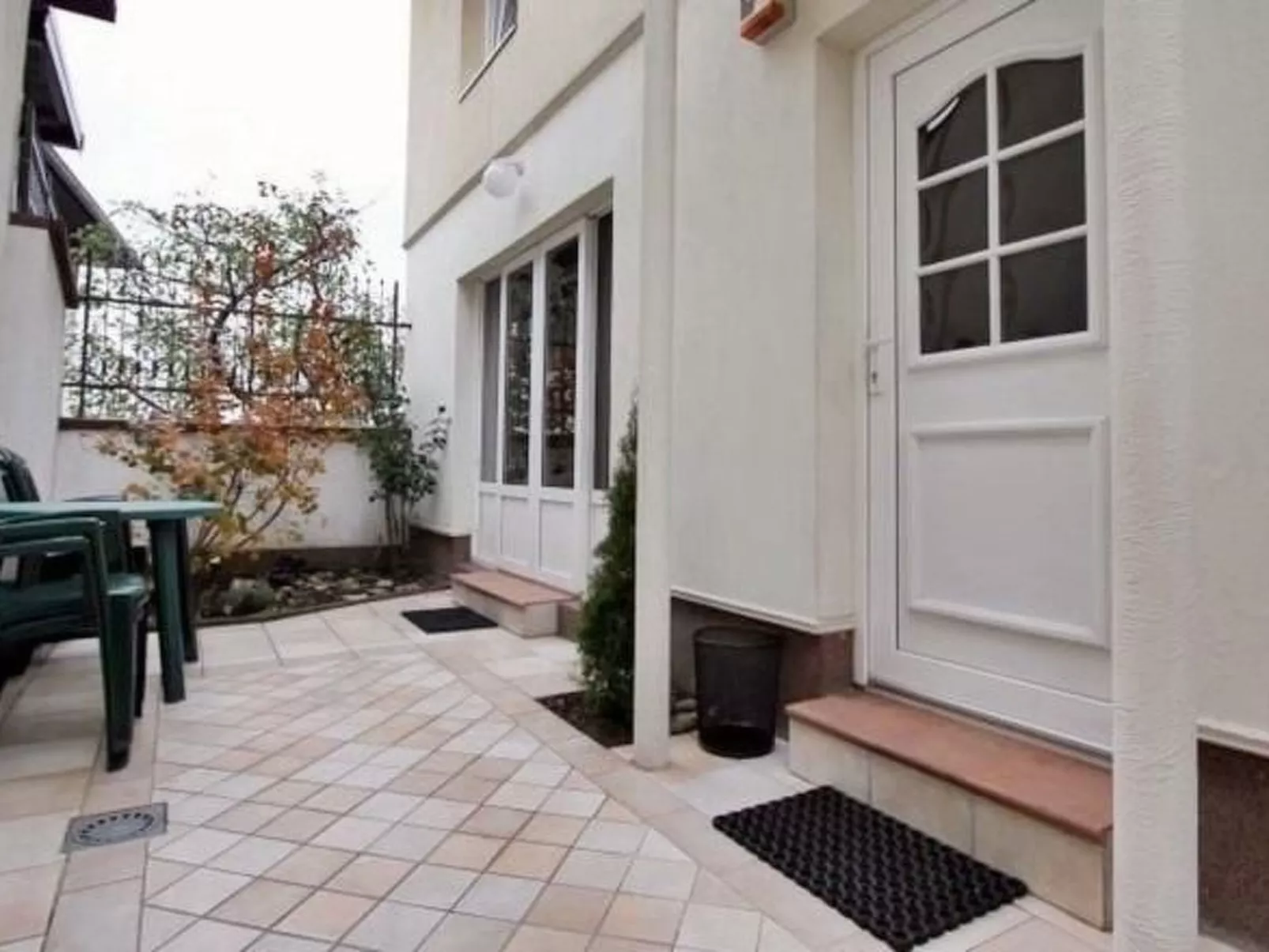 Geräumiges Ferienhaus mit kleinem Garten, nur fünf Gehminuten vom bekannten Bas - Buiten