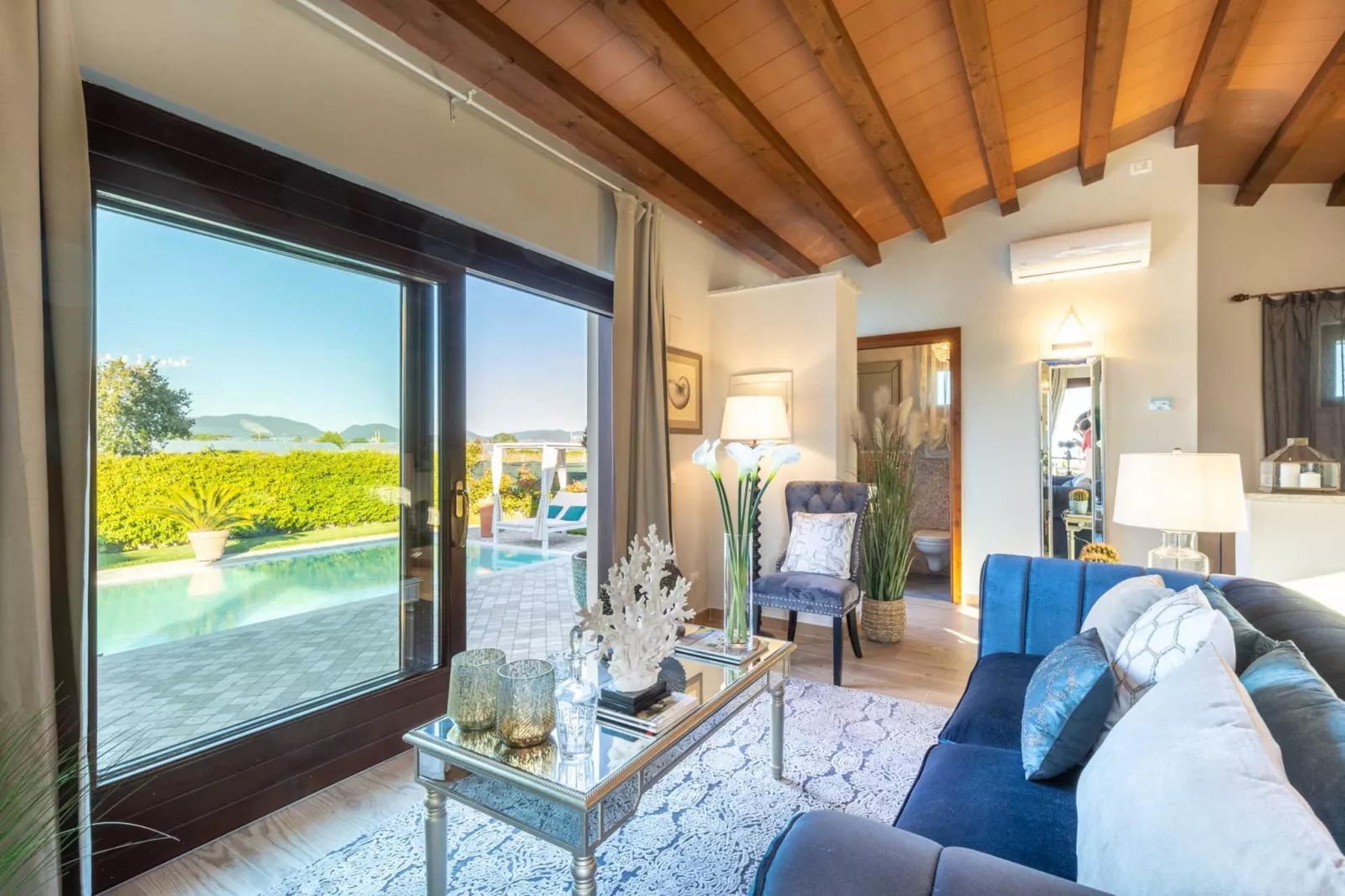 The Luxury Beach Villa - Woonkamer