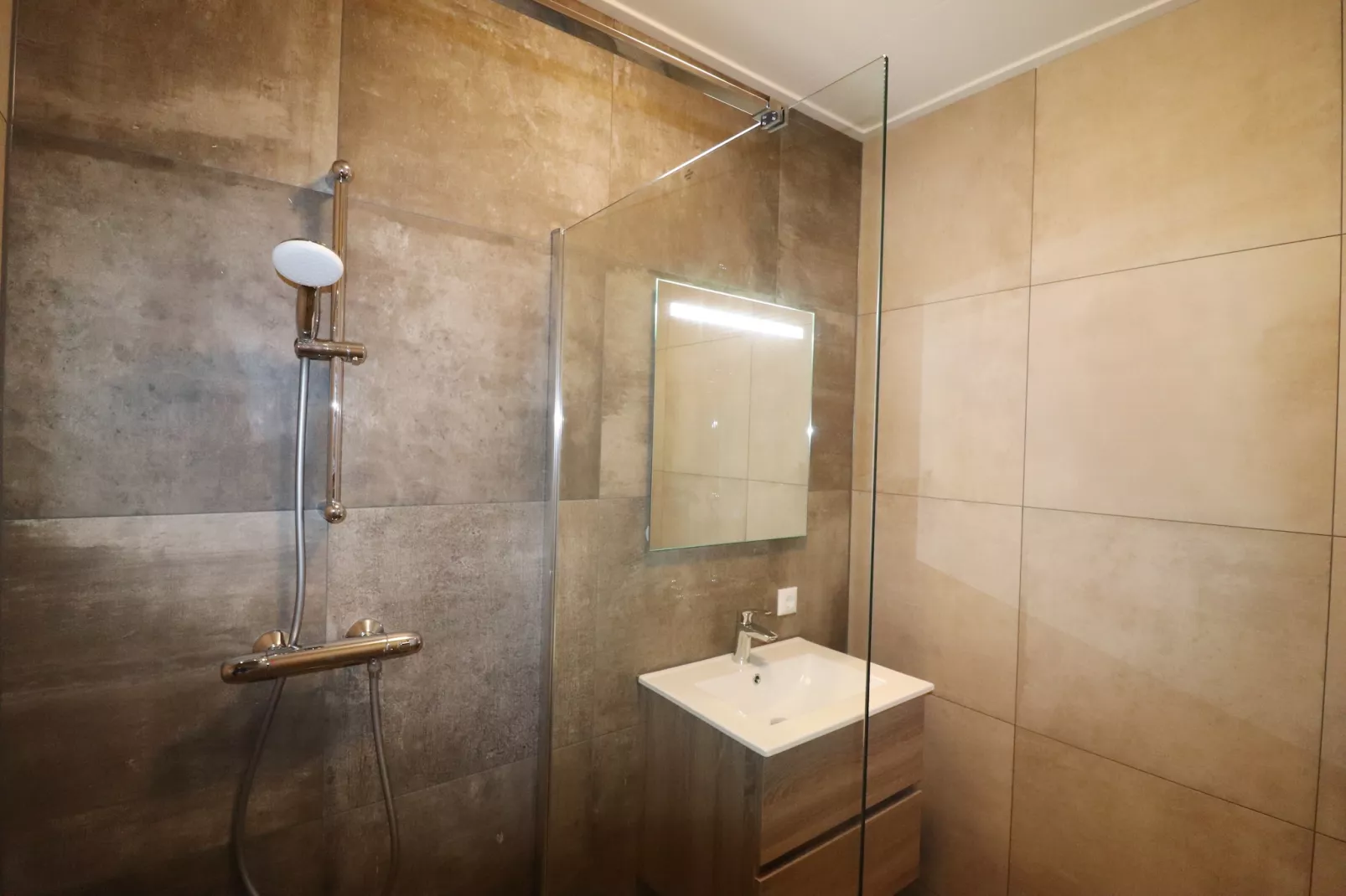 Moderne hoekvilla middenin Friesland - Badkamer