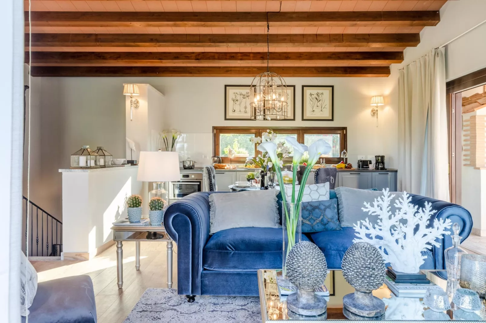 The Luxury Beach Villa - Woonkamer