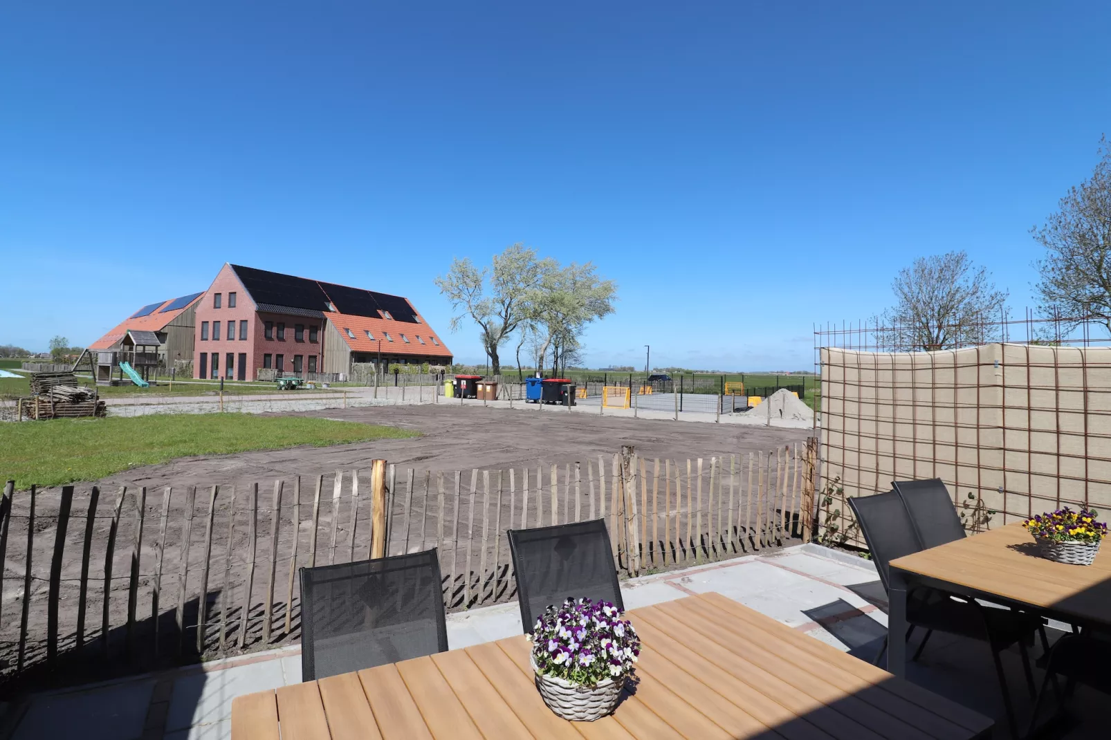 Moderne villa op het Friese platteland - Tuinen zomer