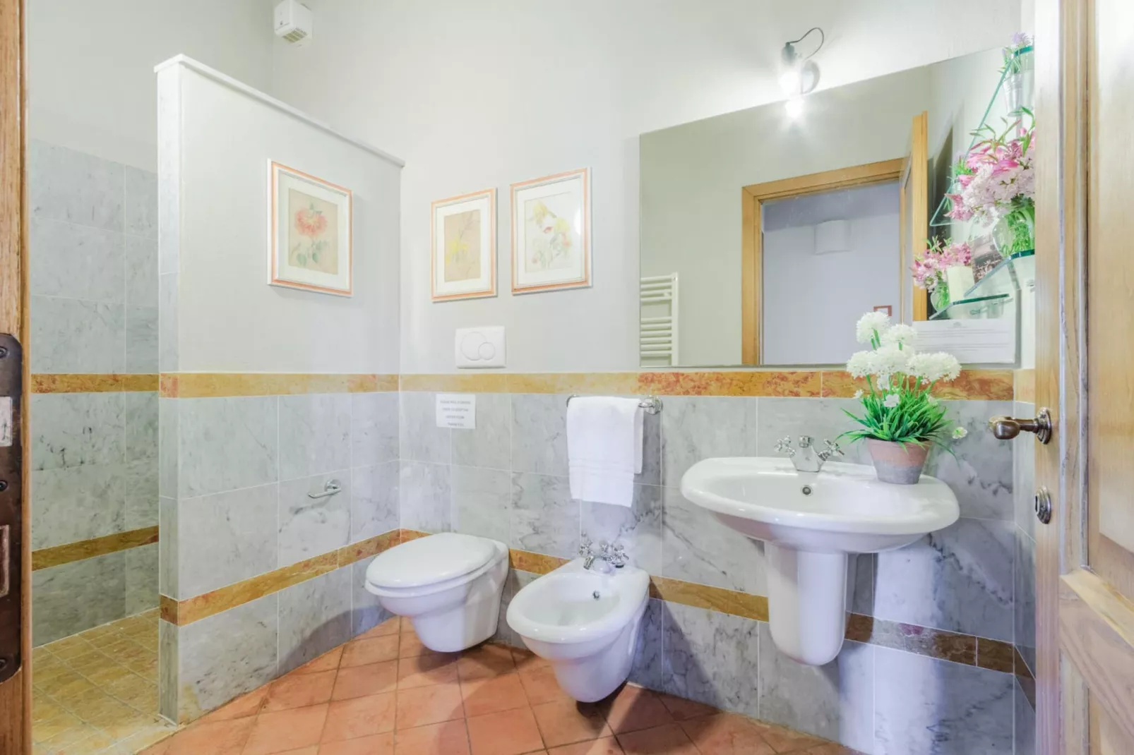 Pietro Farmhouse Apartment in Wine Resort in Lucca - Badkamer