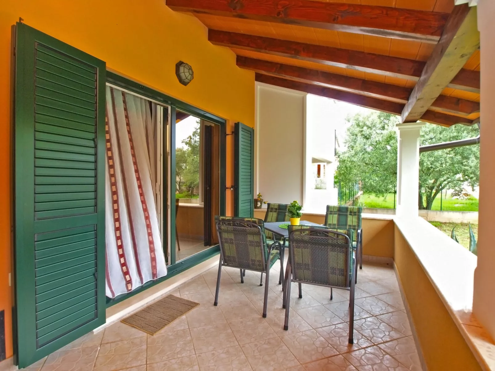 House 1330 - Buiten