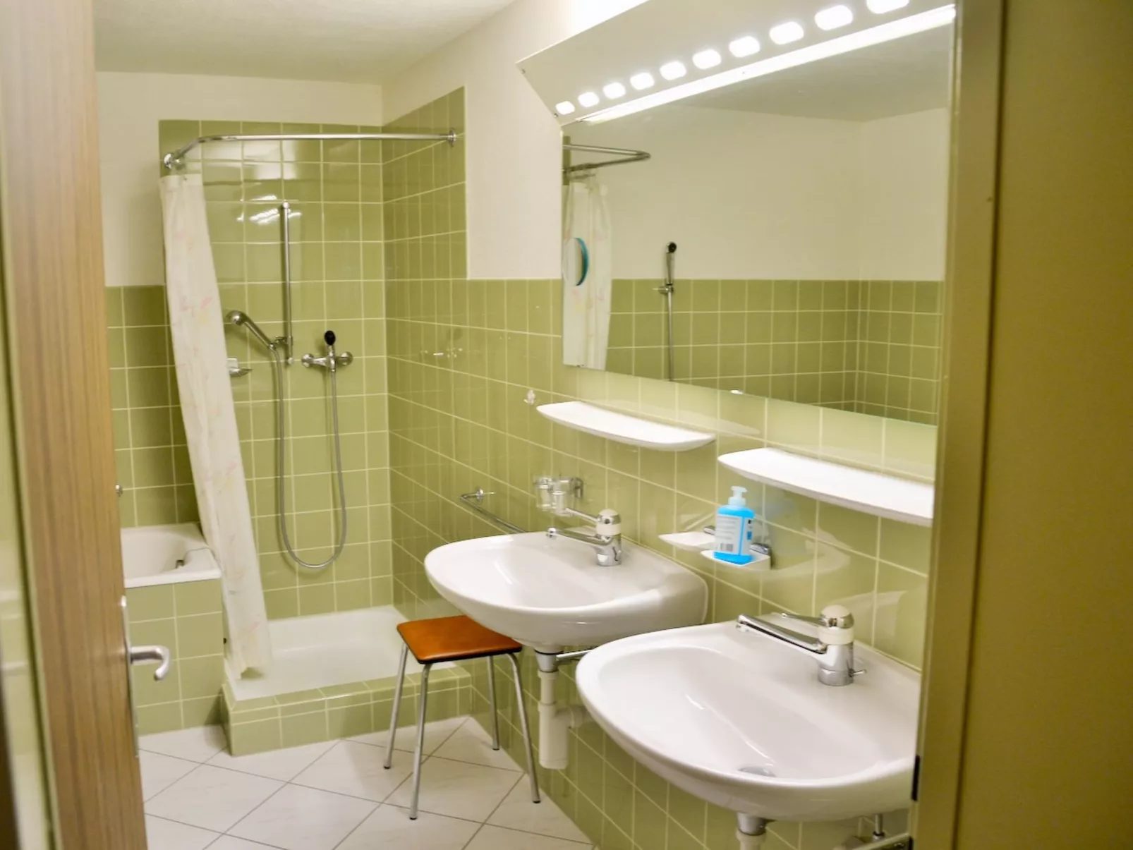 Arcula, (Flims Dorf). Grosszügige 3.5 Zimmerwohnung, 105 m2, ruhig & zentral ge - Image-tags.info