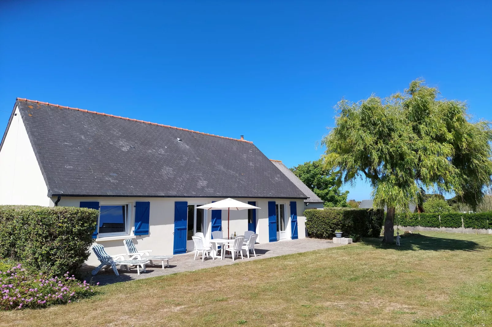 Ebenerdiges Ferienhaus in Strandnähe Santec - Buitenkant zomer
