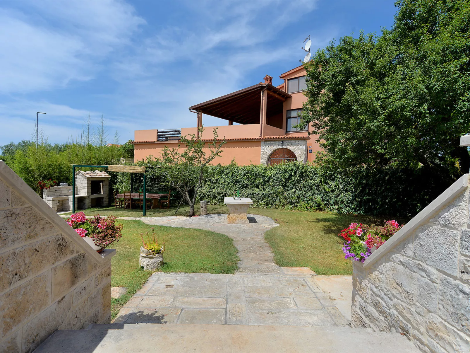 House 2136 - Buiten