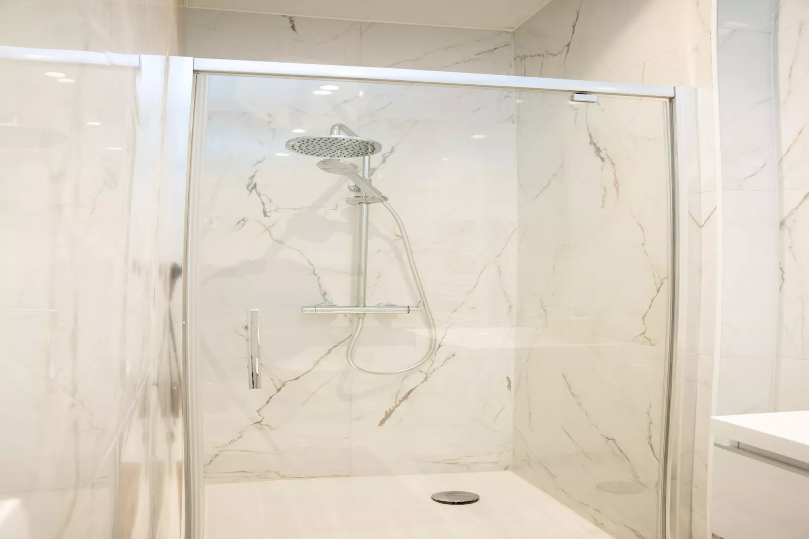 One Lux Stay 2BR/ 2BA Antwerp near Central Station - Badkamer