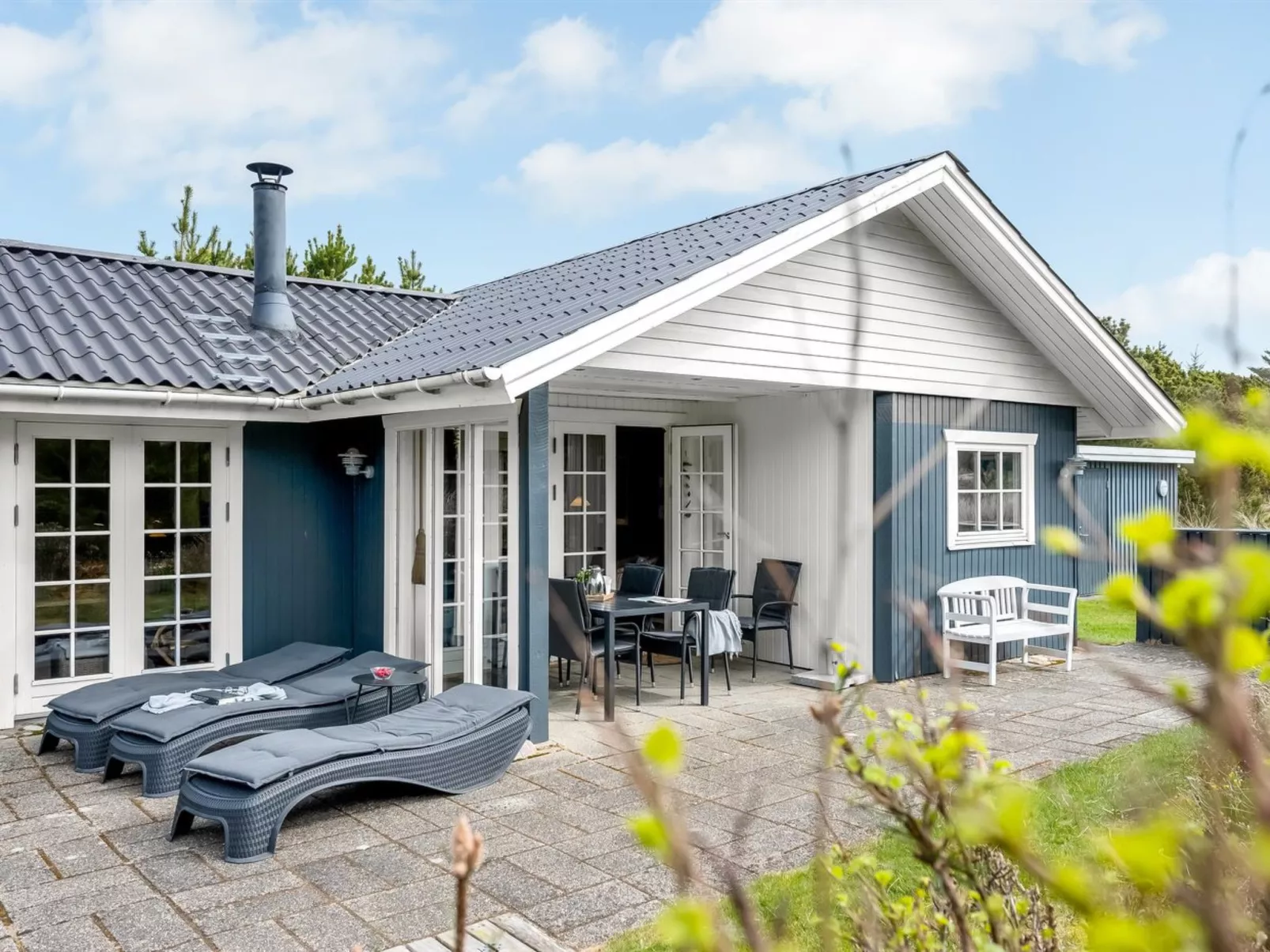 "Dines" - 1km from the sea - Buiten