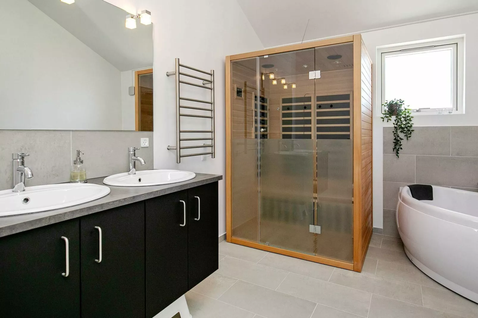 Moderne retraite met spa -- By Traum Ferienwohnungen-Binnen