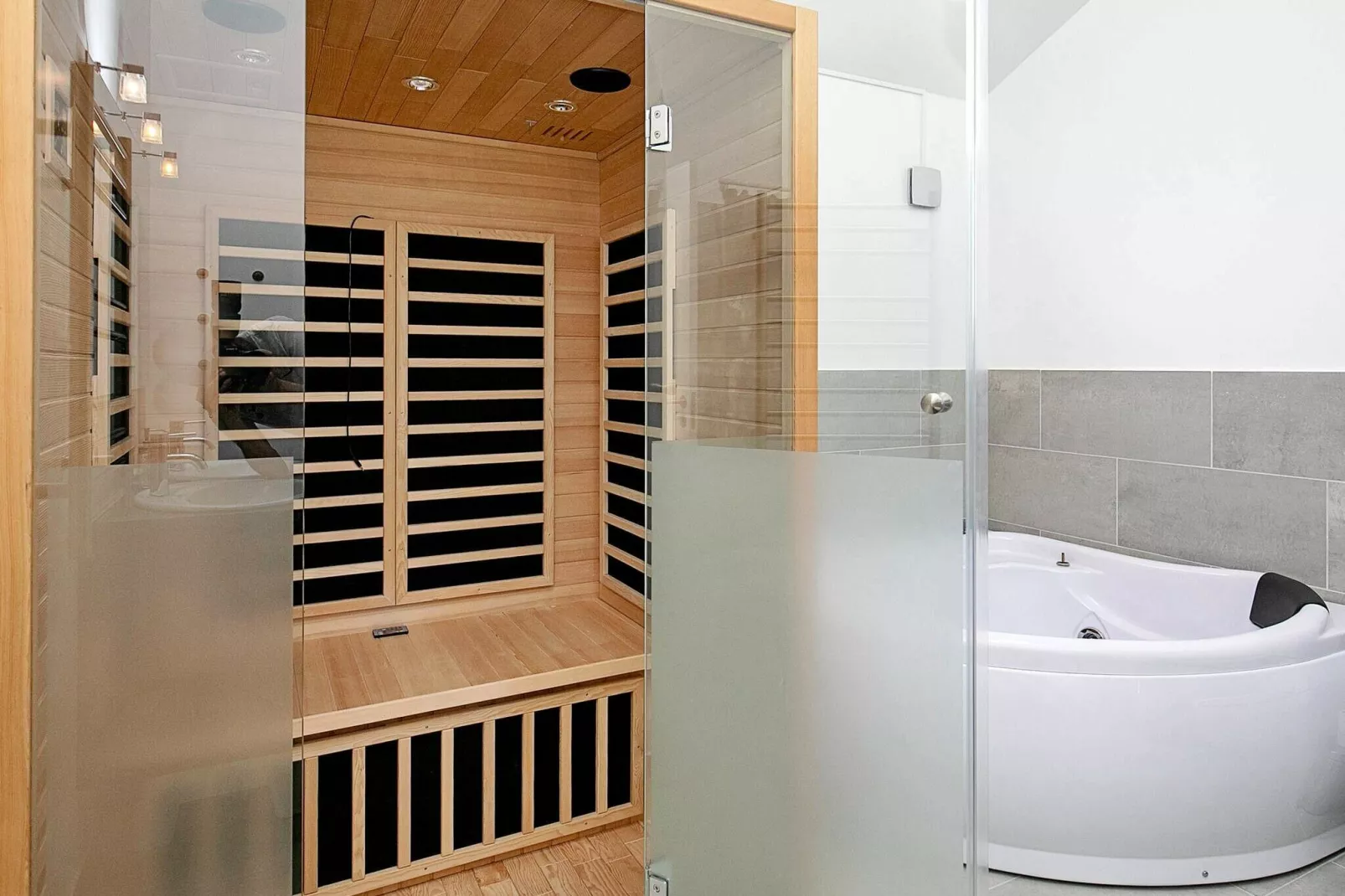 Moderne retraite met spa -- By Traum Ferienwohnungen-Binnen