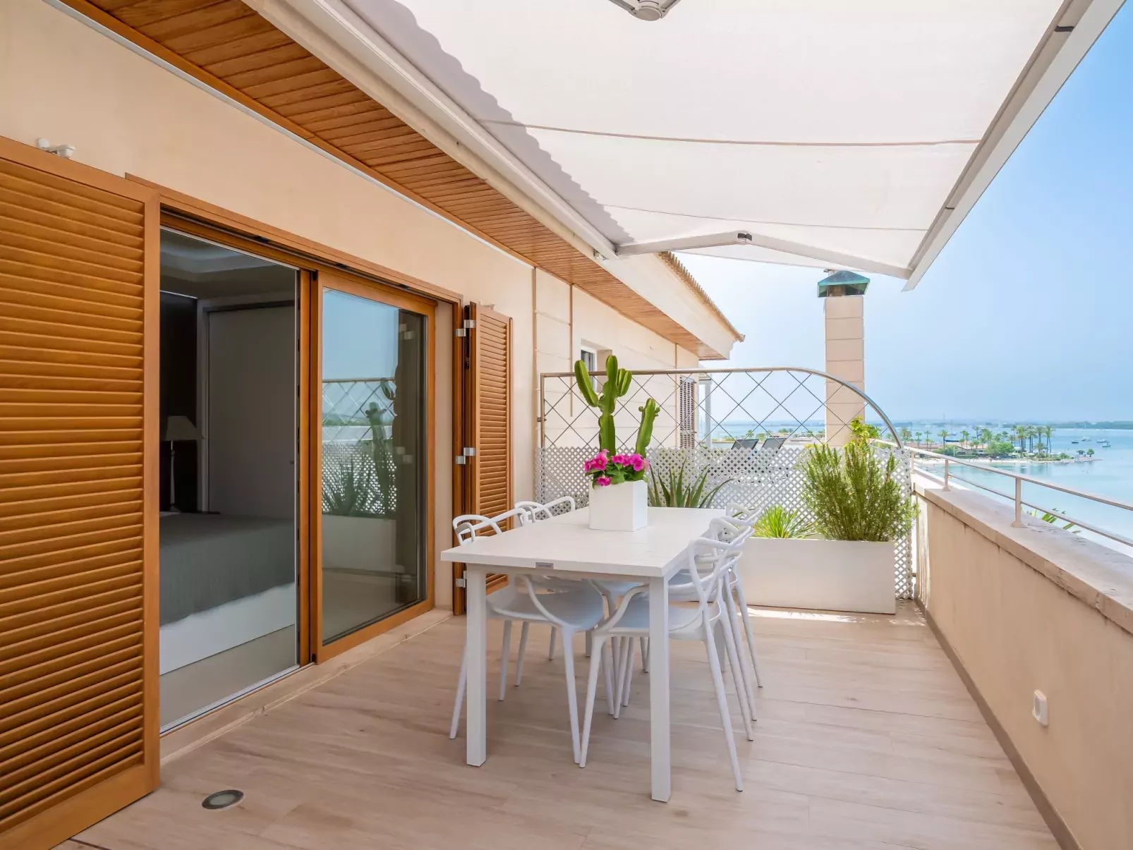 Attic Sea Views-Binnen