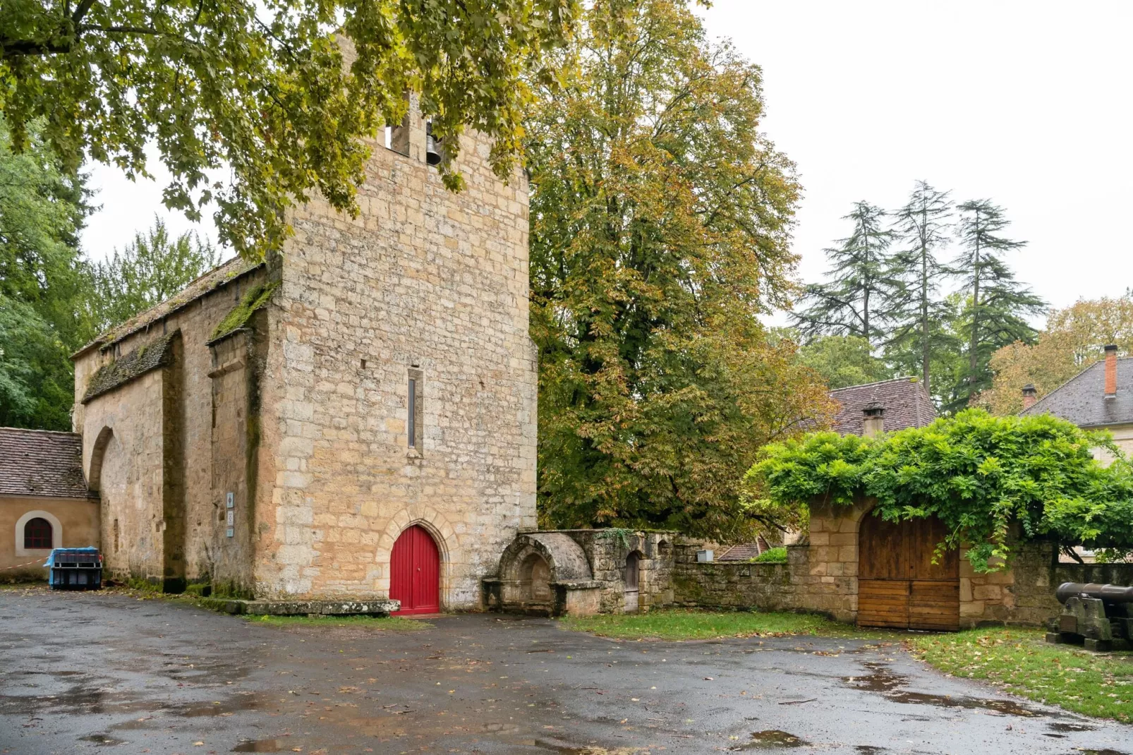Le Moustier-Buitenkant zomer