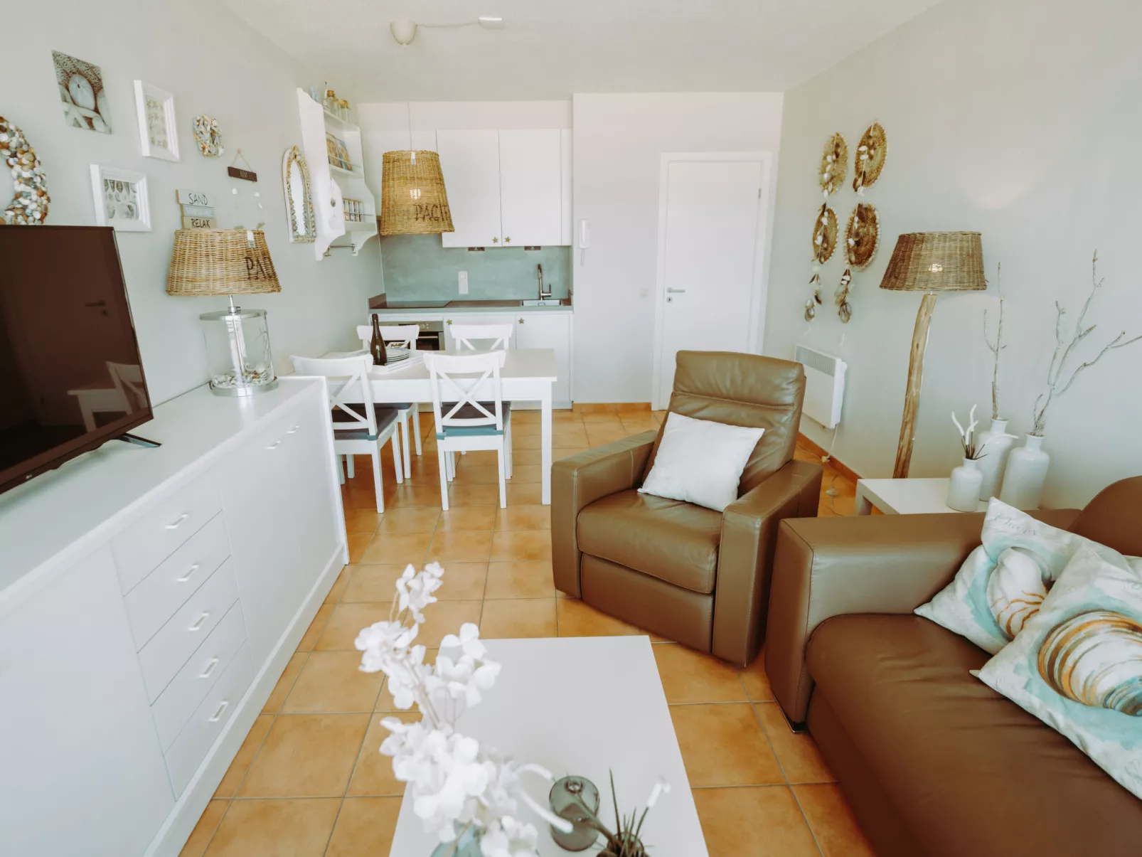 Pacific with parking and sea view-Binnen