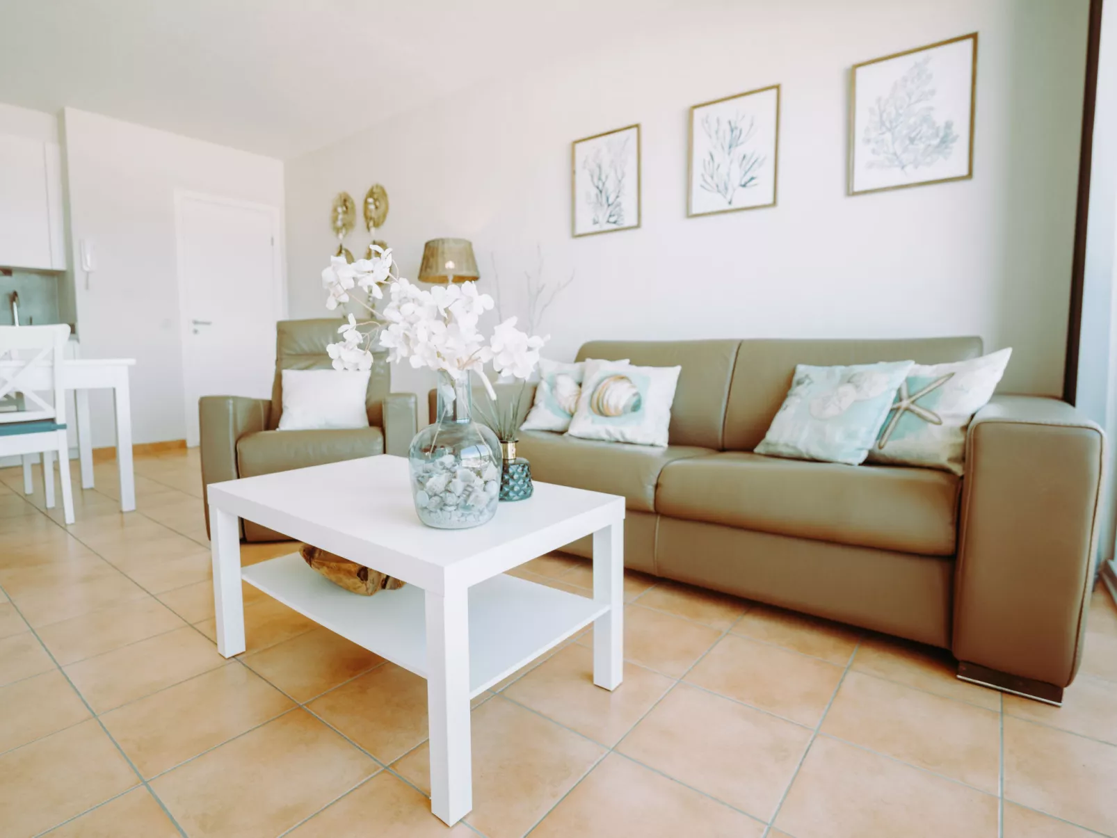 Pacific with parking and sea view-Binnen