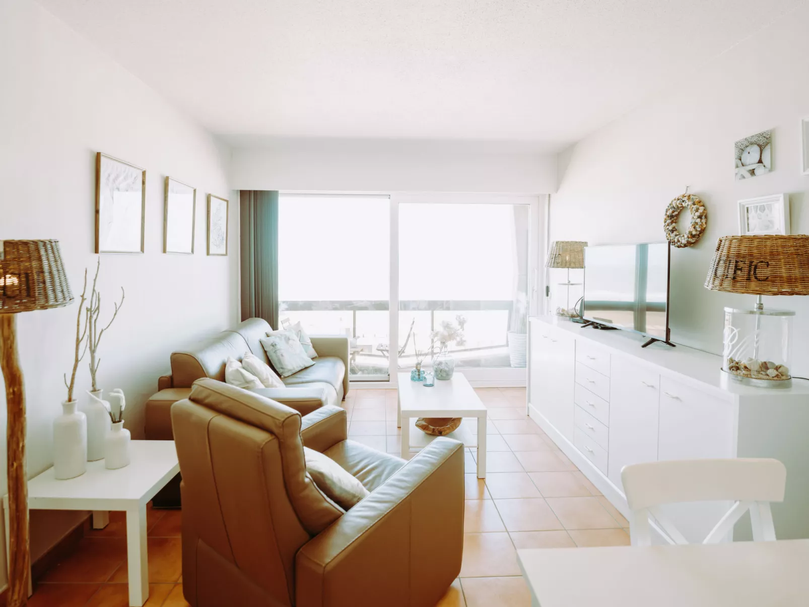 Pacific with parking and sea view-Binnen