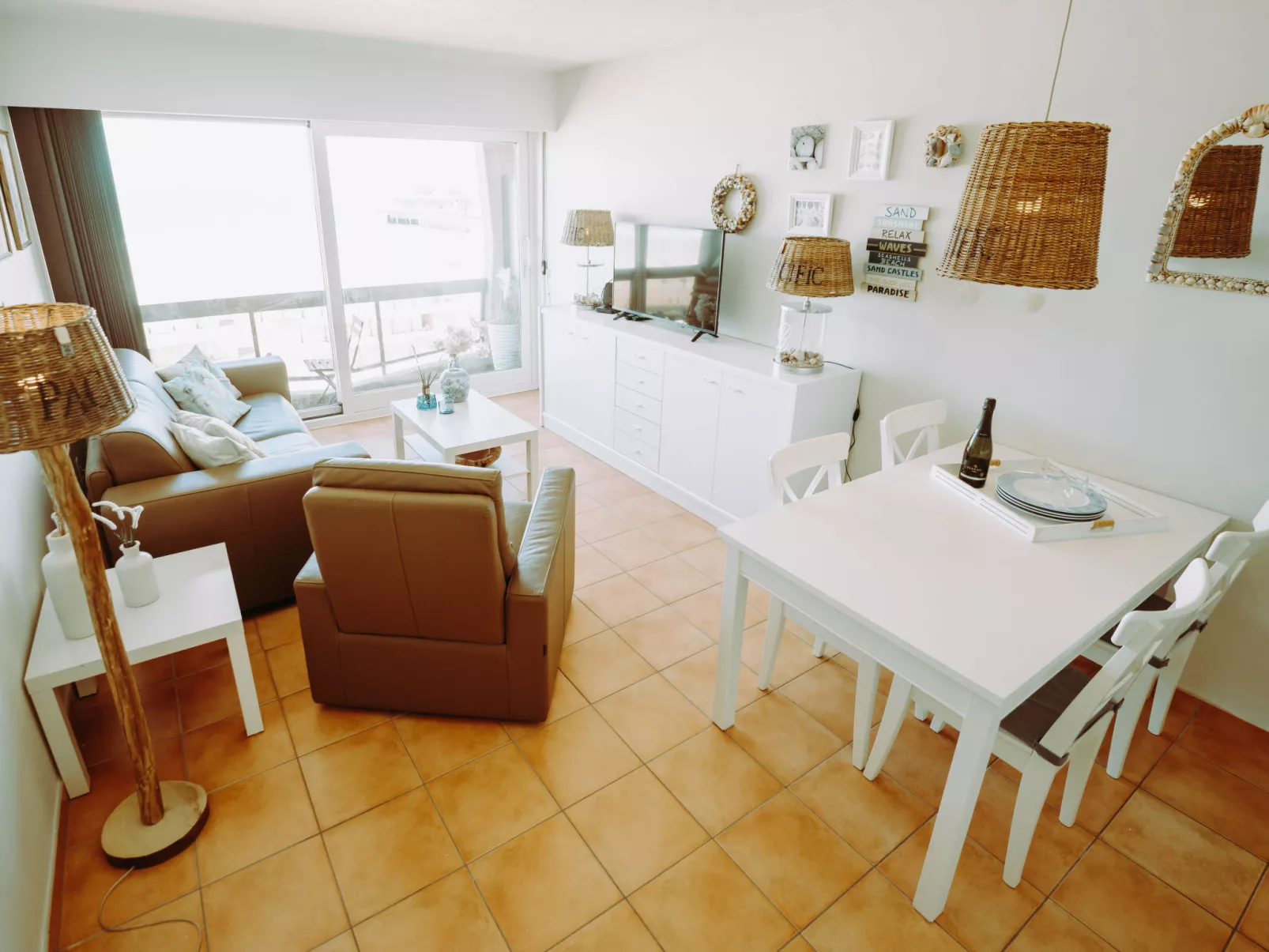 Pacific with parking and sea view-Binnen