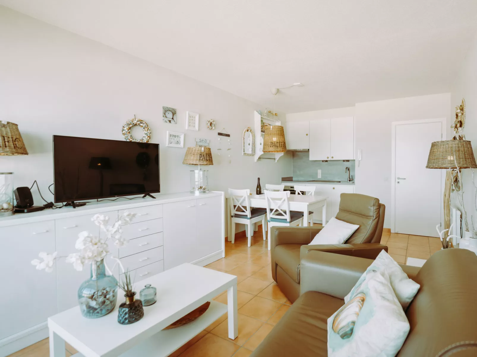 Pacific with parking and sea view-Binnen