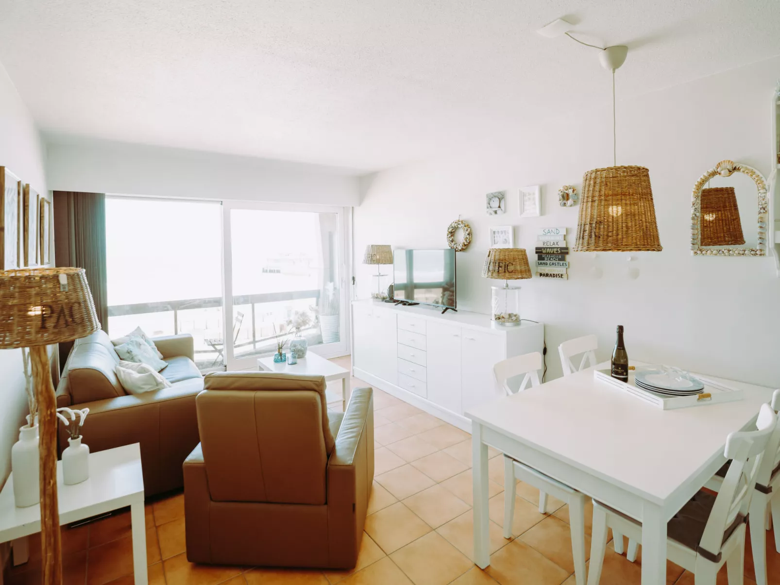 Pacific with parking and sea view-Binnen